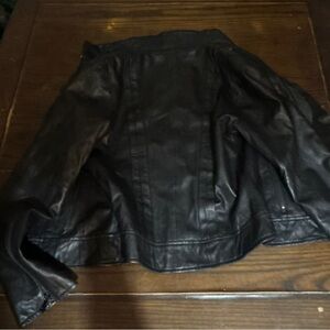 Guess Monochrome Floral Patterned Fabric